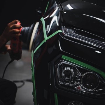 polisher on a black car